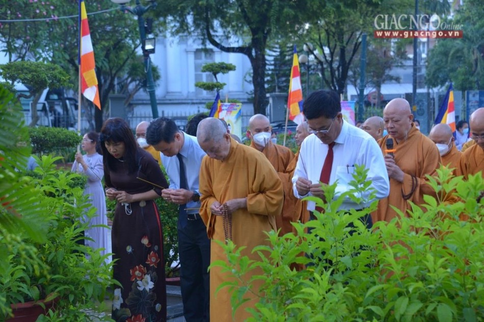 Trưởng lão Hòa thượng Quyền Pháp chủ cùng các vị lãnh đạo dâng hương tưởng niệm Bồ-tát Thích Quảng Đức Trưởng lão Hòa thượng Quyền Pháp chủ cùng các vị lãnh đạo dâng hương tưởng niệm Bồ-tát Thích Quảng Đức