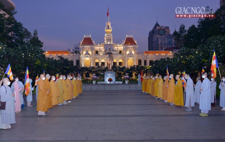 Dâng hoa tưởng niệm tại Tượng đài Bác Hồ Dâng hoa tưởng niệm tại Tượng đài Bác Hồ