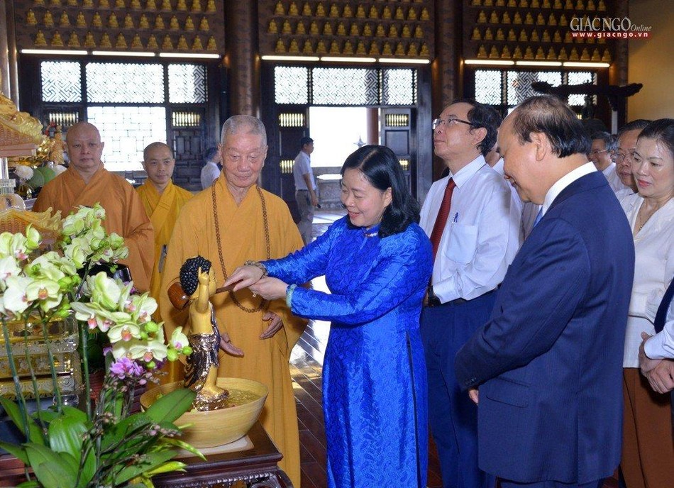 Bà Bùi Thị Minh Hoài, Bí thư Trung ương Đảng, Trưởng ban Dân vận Trung ương thực hiện nghi thức Tắm Phật Bà Bùi Thị Minh Hoài, Bí thư Trung ương Đảng, Trưởng ban Dân vận Trung ương thực hiện nghi thức Tắm Phật