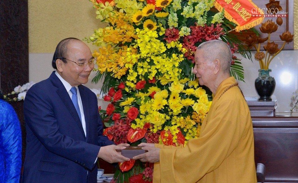 Trưởng lão Hòa thượng Quyền Pháp chủ tặng quà lưu niệm đến Chủ tịch nước Trưởng lão Hòa thượng Quyền Pháp chủ tặng quà lưu niệm đến Chủ tịch nước