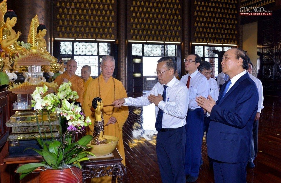 Các thành viên trong đoàn thực hiện nghi thức Tắm Phật Các thành viên trong đoàn thực hiện nghi thức Tắm Phật