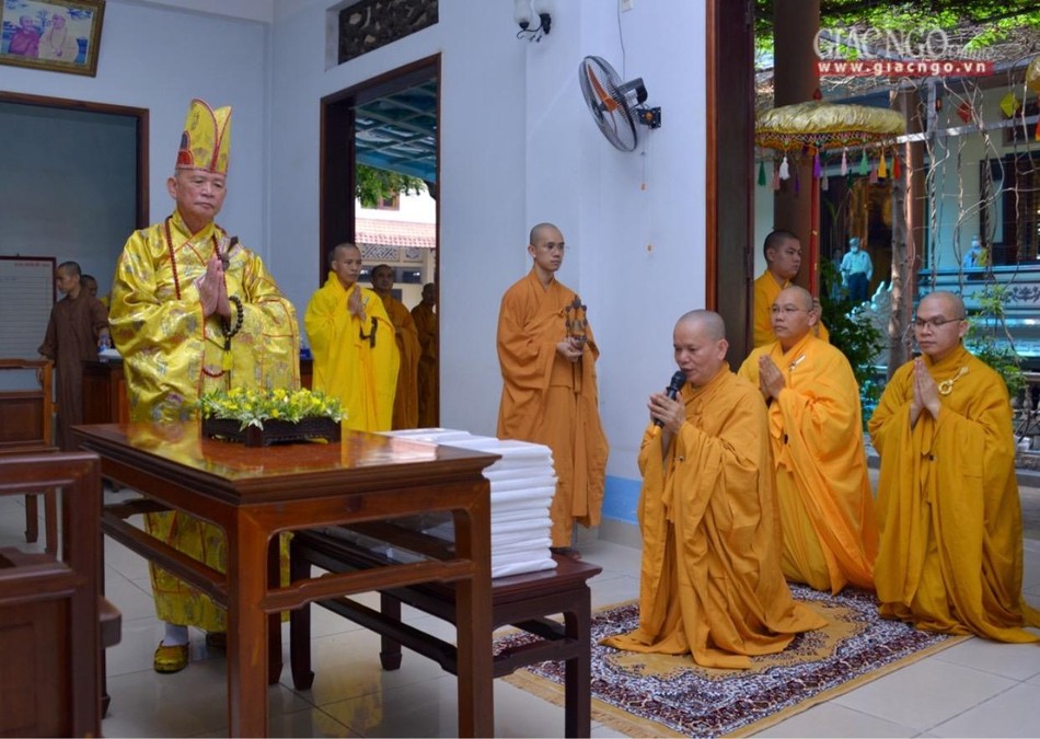 Cung thỉnh Hòa thượng sám chủ cùng chư tôn đức quang lâm chánh điện Cung thỉnh Hòa thượng sám chủ cùng chư tôn đức quang lâm chánh điện