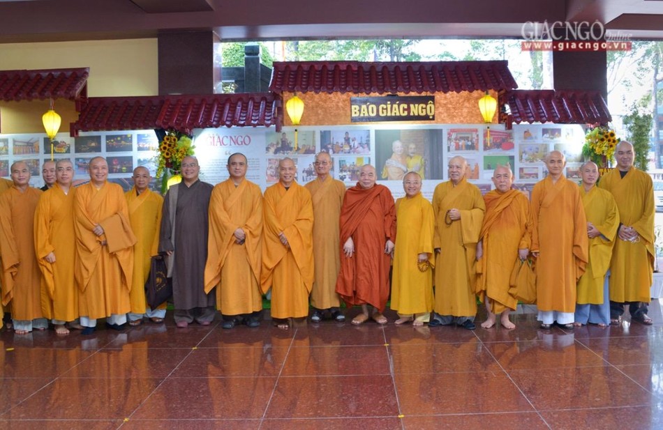 Chư tôn đức chụp ảnh lưu niệm