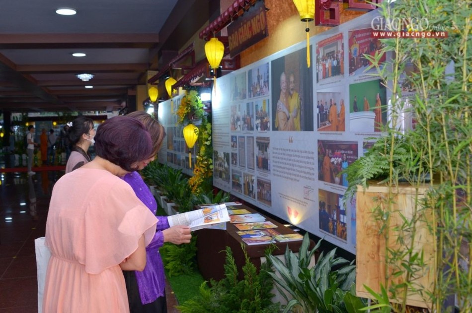 Các ấn phẩm Báo Giác Ngộ được trưng bày tại triển lãm được khách tham quan chú ý