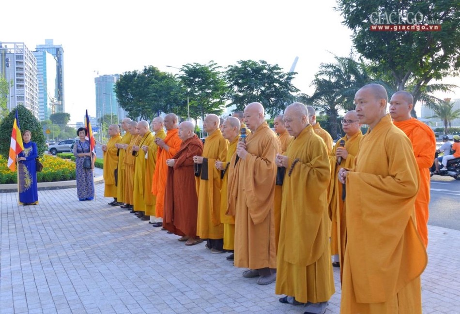 Dâng hương tưởng niệm Đức Thánh Trần Hưng Đạo Dâng hương tưởng niệm Đức Thánh Trần Hưng Đạo