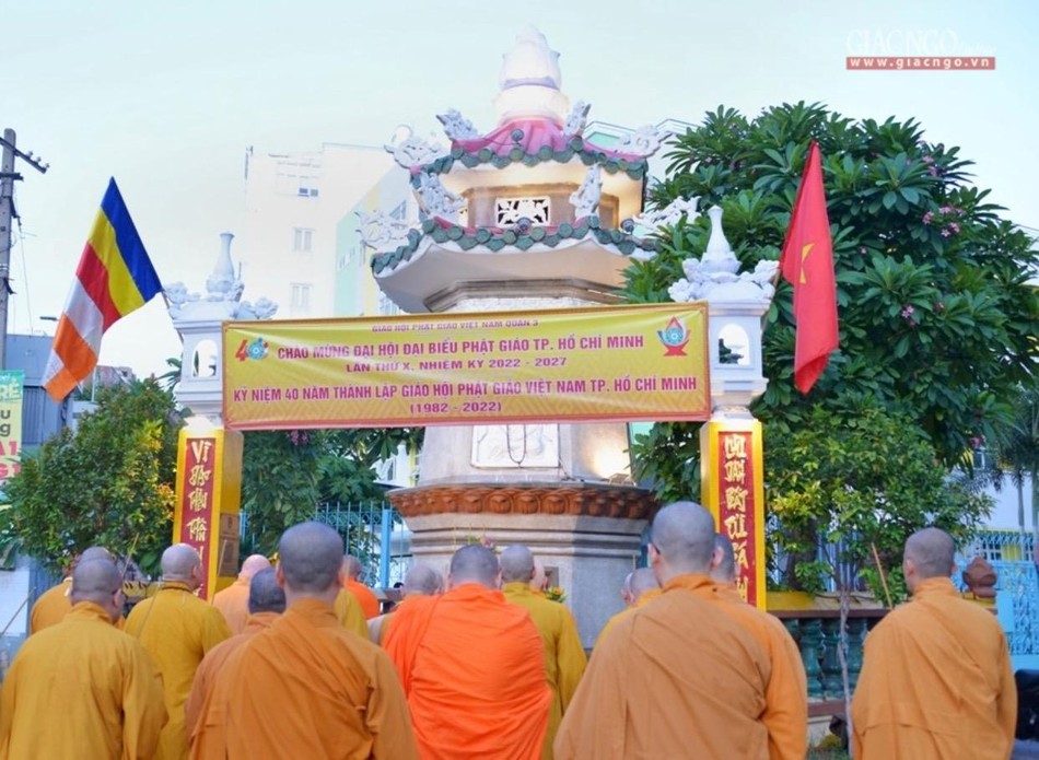 Dâng hương tưởng niệm trước Bảo tháp Bồ-tát Thích Quảng Đức được xây dựng sau sự kiện vị pháp thiêu thân năm 1963 tại giao lộ Phan Đình Phùng - Lê Văn Duyệt Dâng hương tưởng niệm trước Bảo tháp Bồ-tát Thích Quảng Đức được xây dựng sau sự kiện vị pháp thiêu thân năm 1963 tại giao lộ Phan Đình Phùng - Lê Văn Duyệt