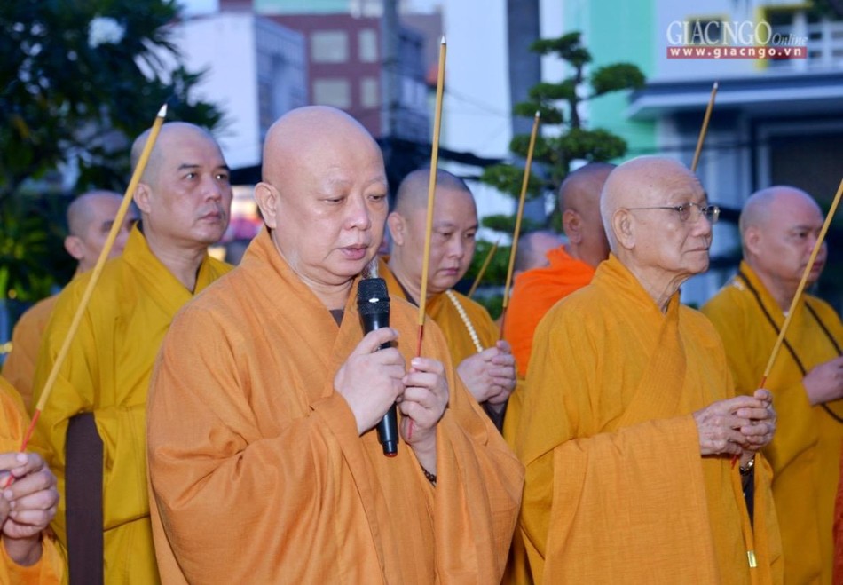 Hòa thượng Thích Lệ Trang xướng lễ niêm hương tưởng niệm Bồ-tát Thích Quảng Đức Hòa thượng Thích Lệ Trang xướng lễ niêm hương tưởng niệm Bồ-tát Thích Quảng Đức