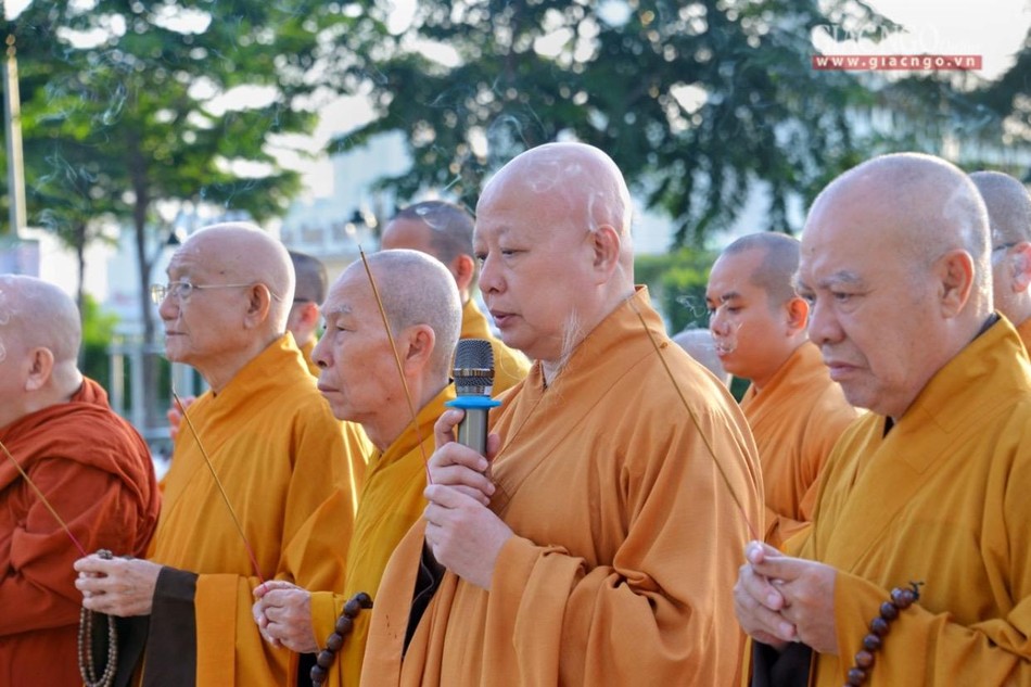 Chư tôn đức niêm hương tưởng niệm trước tượng đài Đức Thánh Trần Hưng Đạo Chư tôn đức niêm hương tưởng niệm trước tượng đài Đức Thánh Trần Hưng Đạo