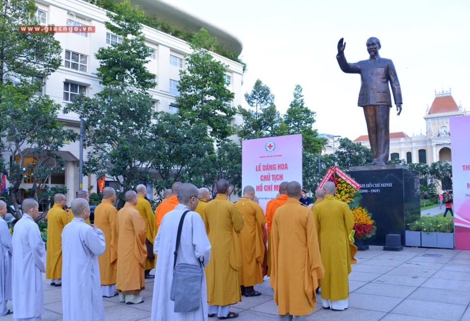 Phái đoàn Ban Trị sự Phật giáo TP.HCM dâng hoa tưởng niệm Chủ tịch Hồ Chí Minh Phái đoàn Ban Trị sự Phật giáo TP.HCM dâng hoa tưởng niệm Chủ tịch Hồ Chí Minh