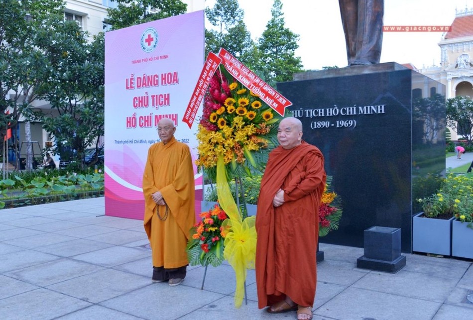 Nhị vị Hòa thượng Thích Minh Thông và Hòa thượng Thích Thiện Tâm đại diện dâng hoa Nhị vị Hòa thượng Thích Minh Thông và Hòa thượng Thích Thiện Tâm đại diện dâng hoa