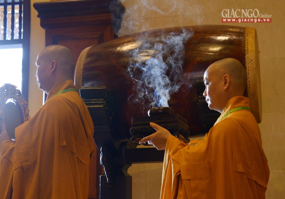 Khói trầm xông ngát