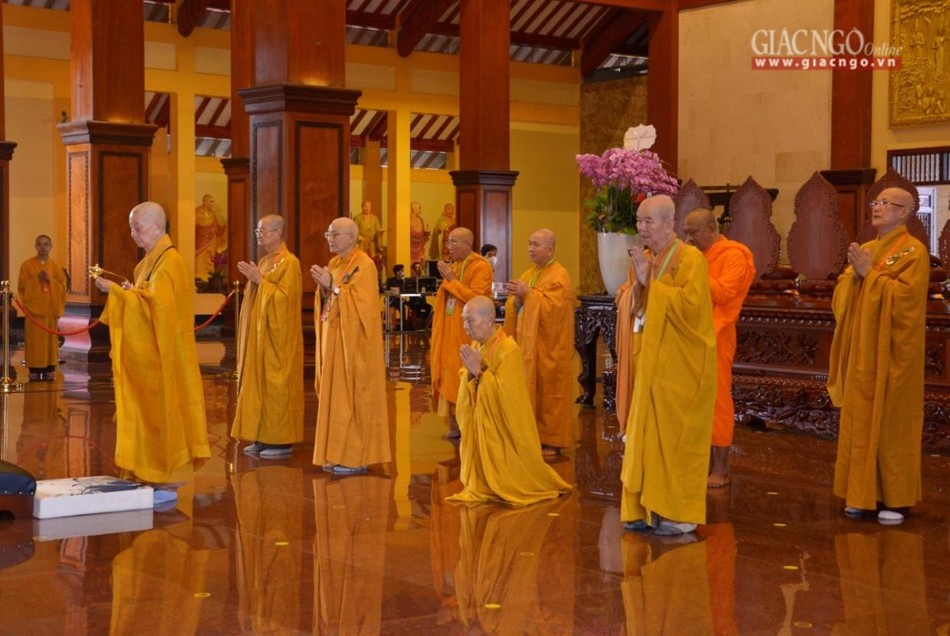 Chư tôn đức thành kính đối trước Phật đài