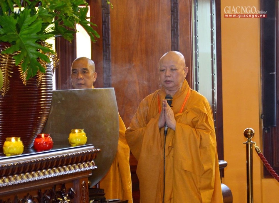 Hòa thượng Thích Lệ Trang dẫn lễ, cử xướng