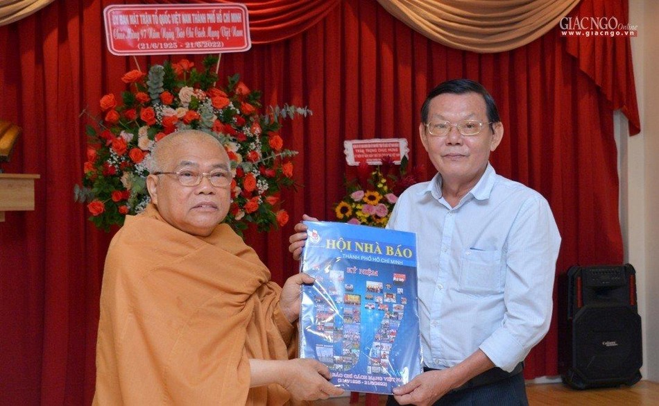 Ông Nguyễn Tấn Phong, Thành ủy viên, Phó Chủ tịch Hội Nhà báo TPHCM tặng đặc san của Hội Nhà báo kỷ niệm ngày Báo chí Việt Nam