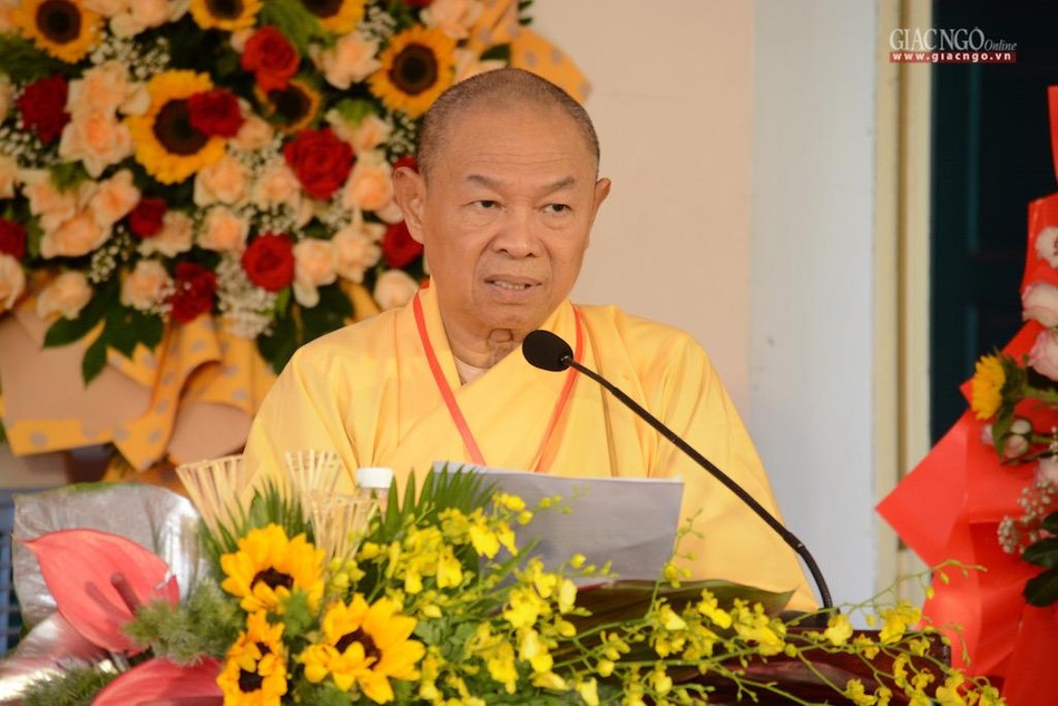 Hòa thượng Thích Từ Nghiêm thay mặt Ban Tổ chức đại hội đọc lời cảm tạ