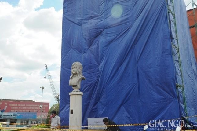 Năm 2014, khi công trình thi công tuyến metro số 1 bắt đầu được triển khai, nhiều ý kiến từ phía Tăng Ni, Phật tử thành phố đã thể hiện sự lo lắng trước việc di dường tượng đài Quách Thị Trang khỏi địa điểm lịch sử