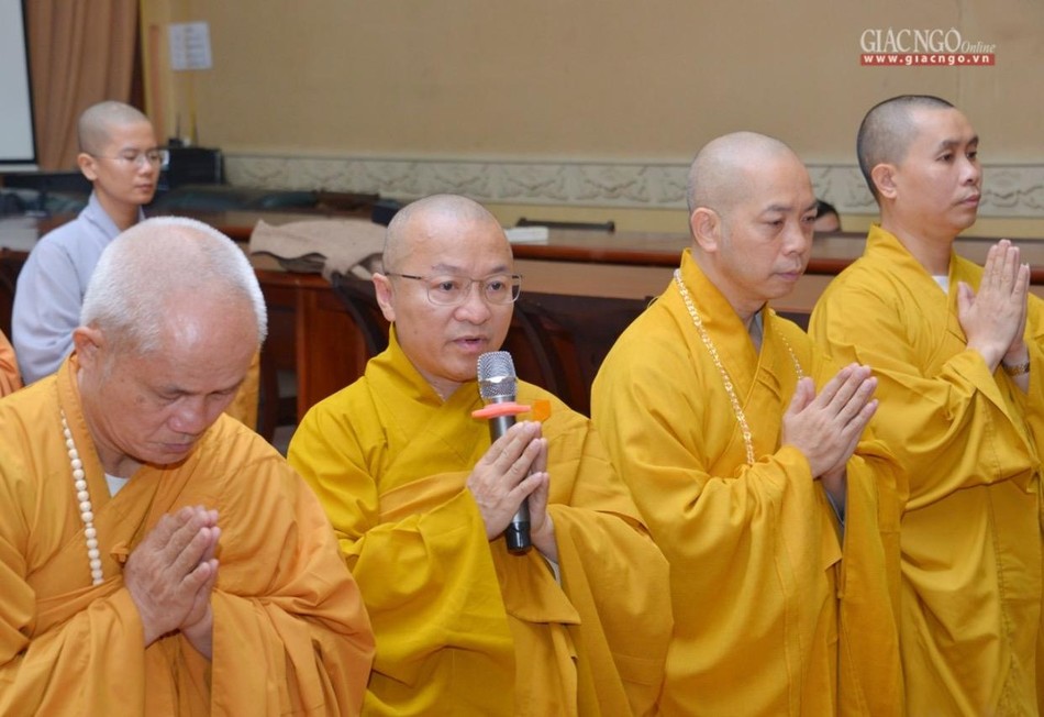 Thượng tọa Thích Nhật Từ đại diện chư tôn đức dâng lời khánh tuế Thượng tọa Thích Nhật Từ đại diện chư tôn đức dâng lời khánh tuế