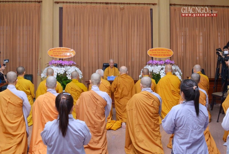 Lắng nghe đạo từ của đức Quyền Pháp chủ Lắng nghe đạo từ của đức Quyền Pháp chủ