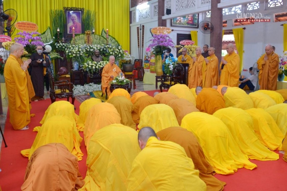 Chư tôn đức môn phái Tường Vân đảnh lễ Đức Quyền Pháp chủ