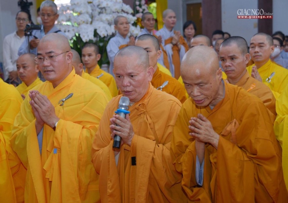 Chư vị pháp tử đại diện môn đồ pháp quyến cố Trưởng lão Hòa thượng Thích Minh Châu nguyện y giáo phụng hành