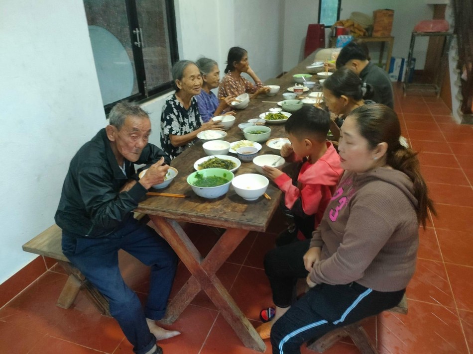 Bữa cơm chay ấm lòng ngày mưa bão