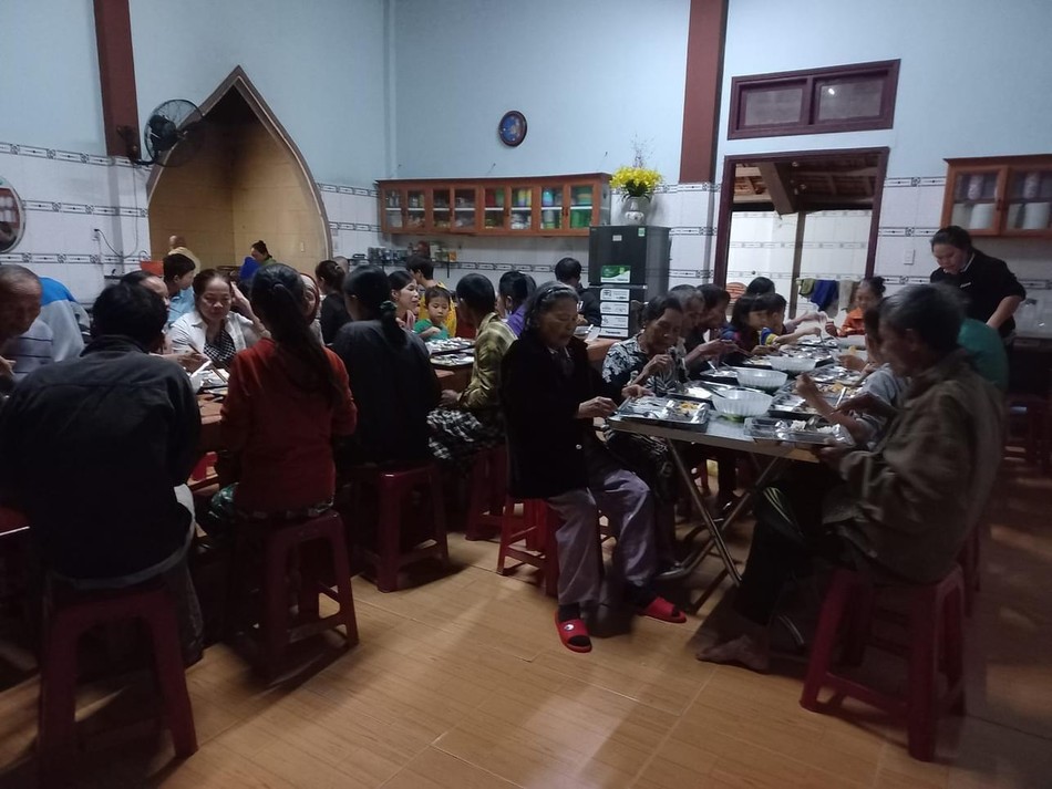 Người dân tránh bão tại chùa Phước Quang (huyện Thăng Bình) được chăm lo ăn uống đầy đủ