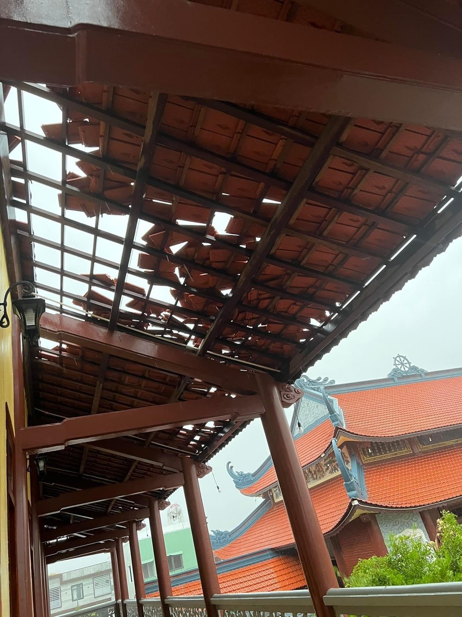 Phần mái bị hư hại sau bão tại chùa Phước Sơn (huyện Duy Xuyên)