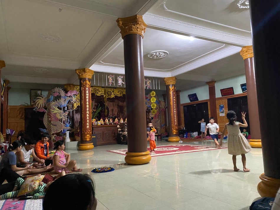 Người dân Cù Lao Chàm đến trú bão tại tịnh xá Ngọc Truyền