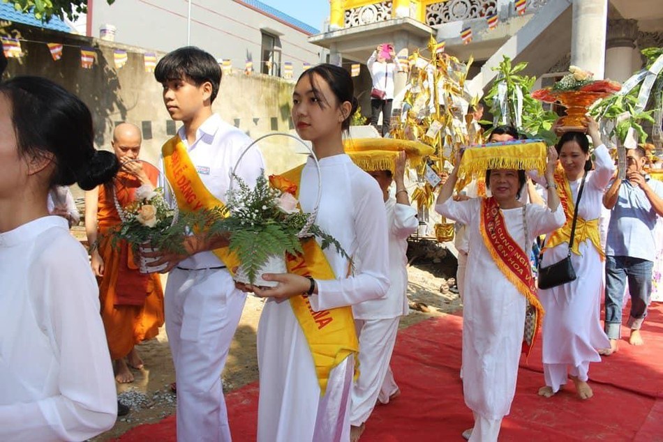 Phật tử mang lễ phẩm nhiễu ba vòng quanh chánh điện Phật tử mang lễ phẩm nhiễu ba vòng quanh chánh điện