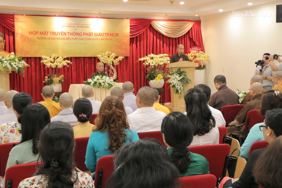 Quang cảnh buổi họp mặt Quang cảnh buổi họp mặt