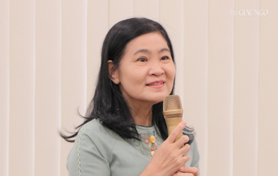 Bên cạnh đó là những thảo luận, thắc mắc về đường hướng của Giáo hội về công tác truyền thông trong thời gian tới Bên cạnh đó là những thảo luận, thắc mắc về đường hướng của Giáo hội về công tác truyền thông trong thời gian tới