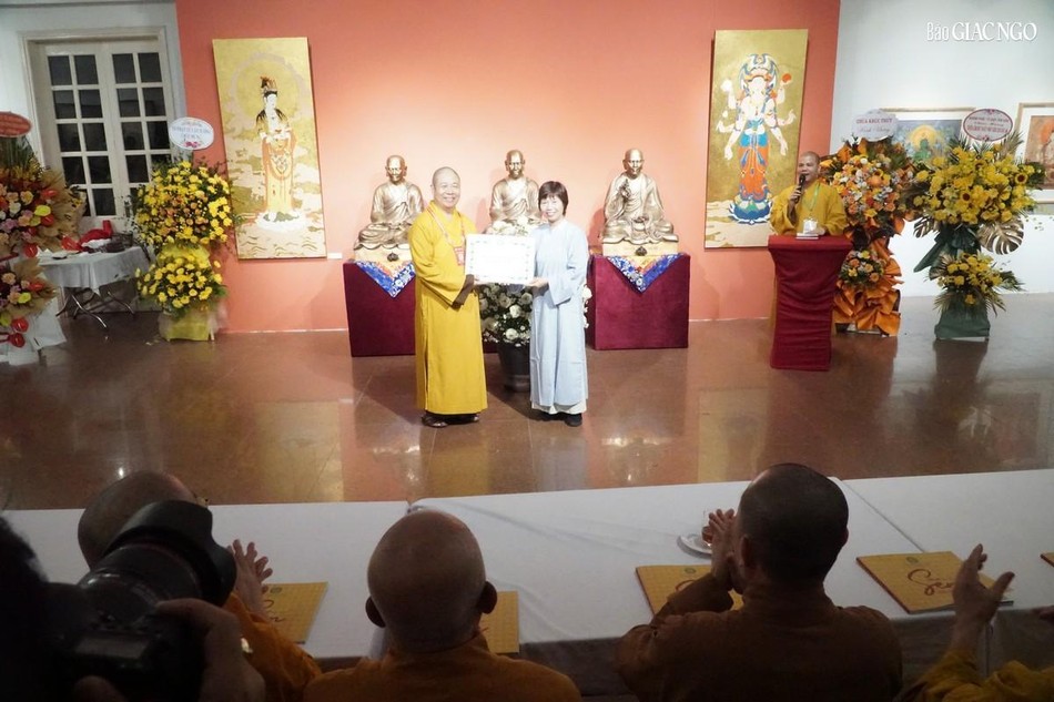 Trao tặng Bằng tuyên dương công đức của Trung ương Giáo hội đến Câu Lạc bộ họa sĩ Phật tử Mặc Hương Trao tặng Bằng tuyên dương công đức của Trung ương Giáo hội đến Câu Lạc bộ họa sĩ Phật tử Mặc Hương