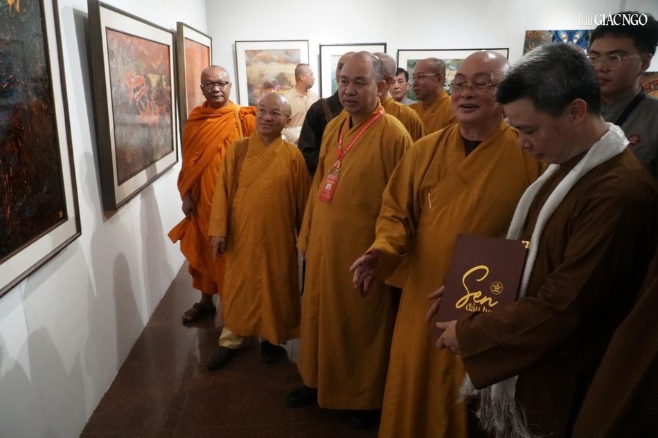 Thượng tọa Thích Đức Thiện, Phó Chủ tịch kiêm Tổng Thư ký Hội đồng Trị sự cùng chư tôn đức tham quan triển lãm Thượng tọa Thích Đức Thiện, Phó Chủ tịch kiêm Tổng Thư ký Hội đồng Trị sự cùng chư tôn đức tham quan triển lãm
