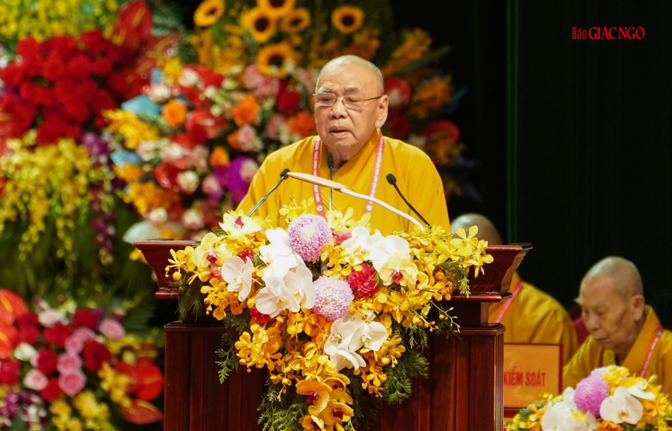 Hòa thượng Thích Thiện Pháp đọc tờ trình danh sách tấn phong giáo phẩm Hòa thượng Thích Thiện Pháp đọc tờ trình danh sách tấn phong giáo phẩm