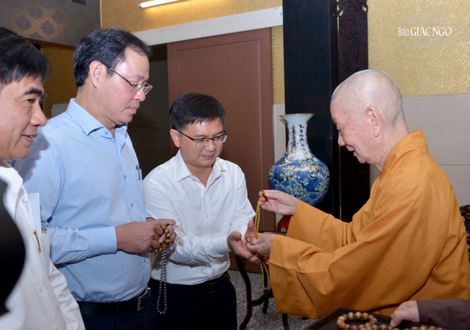 Tặng chuỗi hạt đến quý vị lãnh đạo cùng đi trong phái đoàn Tặng chuỗi hạt đến quý vị lãnh đạo cùng đi trong phái đoàn