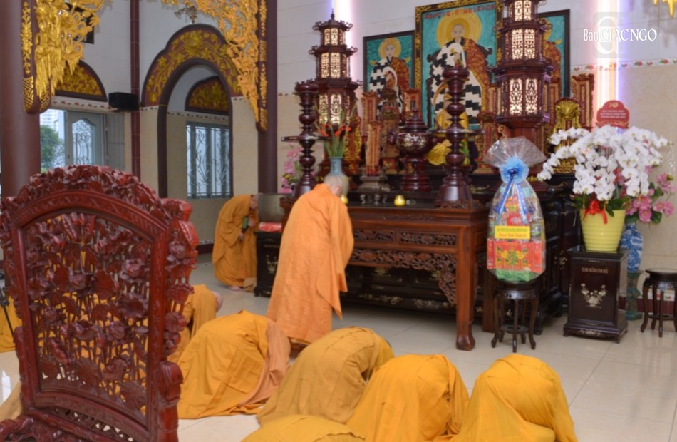 Đức Pháp chủ GHPGVN đã dâng hương tưởng niệm, đảnh lễ bảo tháp chư liệt vị Tổ sư Đức Pháp chủ GHPGVN đã dâng hương tưởng niệm, đảnh lễ bảo tháp chư liệt vị Tổ sư