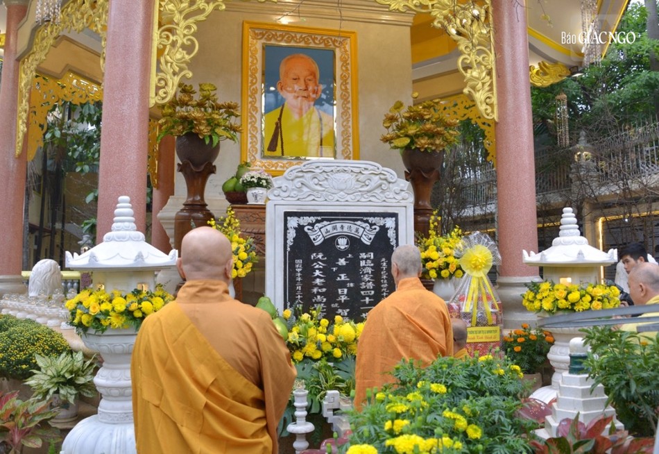 Trước bảo tháp Phù Thị - nơi lưu giữ nhục thân cố Đại lão Hòa thượng Thích Trí Tịnh Trước bảo tháp Phù Thị - nơi lưu giữ nhục thân cố Đại lão Hòa thượng Thích Trí Tịnh