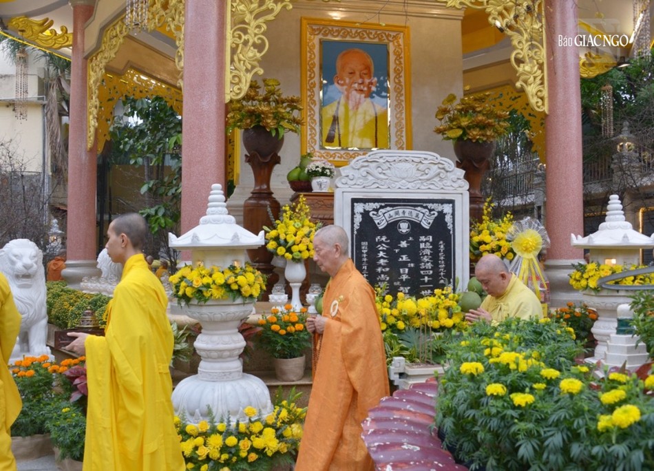 Hữu nhiễu bảo tháp tưởng niệm cố Đại lão Hòa thượng Thích Trí Tịnh Hữu nhiễu bảo tháp tưởng niệm cố Đại lão Hòa thượng Thích Trí Tịnh