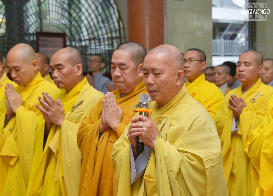 Hòa thượng Thích Hoằng Tri, trụ trì chùa Vạn Đức đại diện chư Tăng trong Tông môn Vạn Đức dâng lời khánh tuế Đức Pháp chủ Hòa thượng Thích Hoằng Tri, trụ trì chùa Vạn Đức đại diện chư Tăng trong Tông môn Vạn Đức dâng lời khánh tuế Đức Pháp chủ