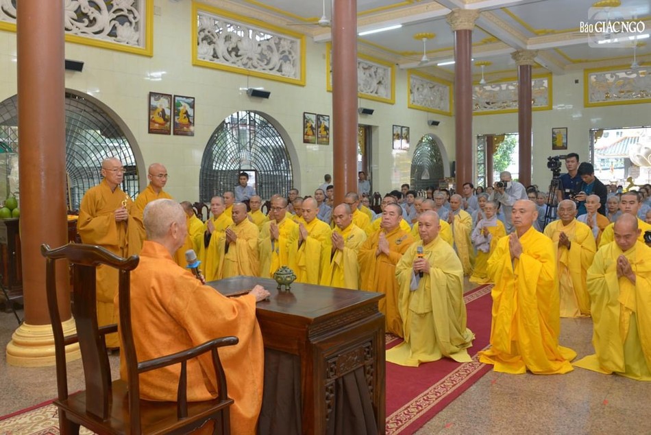 Ngài nhắc lại công hạnh của bậc thầy của nhiều thế hệ Ngài nhắc lại công hạnh của bậc thầy của nhiều thế hệ