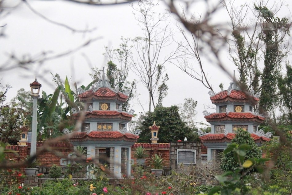 Bảo tháp nhị vị Ni trưởng nằm trong khuôn viên chùa, giữa vườn hoa cỏ xanh tươi luôn được các vị đệ tử chăm nom cẩn trọng Bảo tháp nhị vị Ni trưởng nằm trong khuôn viên chùa, giữa vườn hoa cỏ xanh tươi luôn được các vị đệ tử chăm nom cẩn trọng