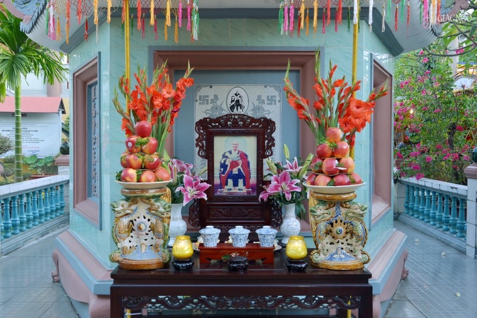 Di ảnh Đại lão Hòa thượng Thích Đạt Thanh tại bảo tháp trong khuôn viên tổ đình Long Quang Di ảnh Đại lão Hòa thượng Thích Đạt Thanh tại bảo tháp trong khuôn viên tổ đình Long Quang