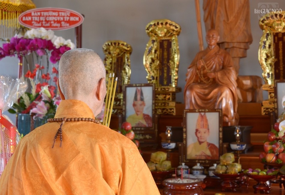 Dâng hương tưởng niệm Dâng hương tưởng niệm