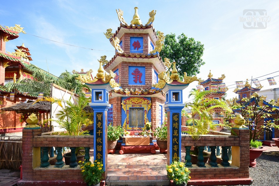 Bảo tháp tổ sư trong khuôn viên chùa Giác Hoàng Bảo tháp tổ sư trong khuôn viên chùa Giác Hoàng