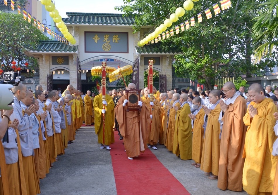 Cung nghinh Đức Pháp chủ quang lâm tổ đình Long Quang Cung nghinh Đức Pháp chủ quang lâm tổ đình Long Quang