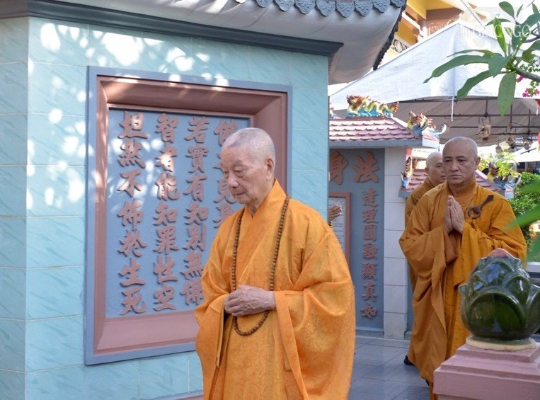 Đức Pháp chủ hữu nhiễu bảo tháp Đại lão Hòa thượng Thích Đạt Thanh Đức Pháp chủ hữu nhiễu bảo tháp Đại lão Hòa thượng Thích Đạt Thanh