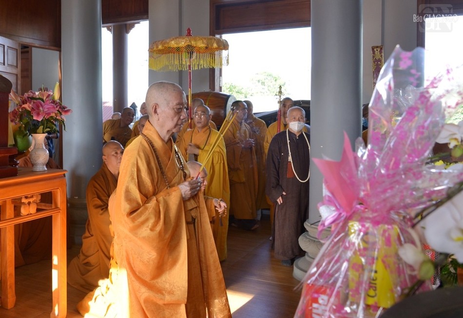 Dâng hương tại Tổ đường Long Quang Dâng hương tại Tổ đường Long Quang