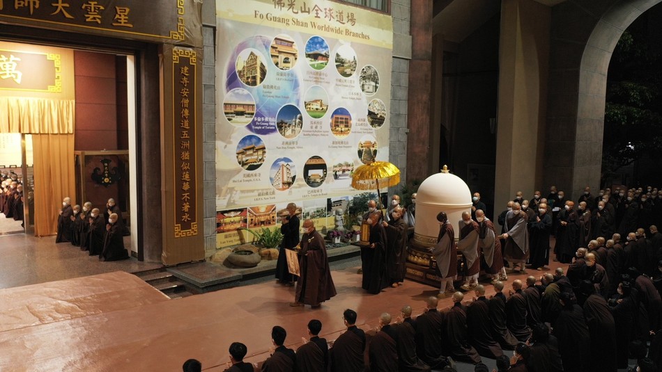 Thỉnh kim quan đến lầu Vân Cư, nơi sẽ diễn ra tang lễ chính thức Thỉnh kim quan đến lầu Vân Cư, nơi sẽ diễn ra tang lễ chính thức