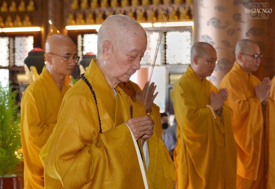 Đức Pháp chủ niêm hương bạch Phật Đức Pháp chủ niêm hương bạch Phật