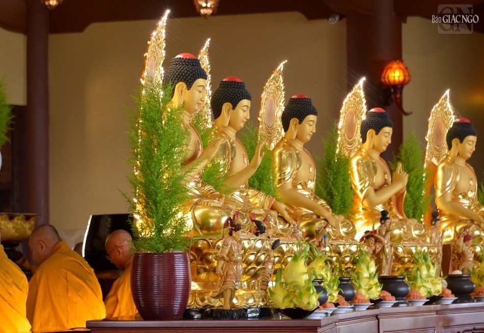 Đàn tràng tôn thiết tại chánh điện Đàn tràng tôn thiết tại chánh điện